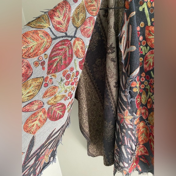 Art‎ to wear Embroidered Pashmina Wool Ruana One size in Mountain Ash - Picture 5 of 8